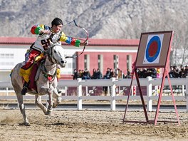 NOVÝ ROK. Mu pedvádí lukostelbu na koni bhem oslav tibetského nového roku...