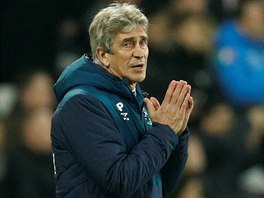 Kou West Hamu Manuel Pellegrini sleduje ligov utkn proti Liverpoolu.