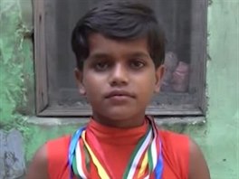 Desetiletý Ujjawal Vishwakarma sbírá díky svému neuviteln ohebnému tlu...