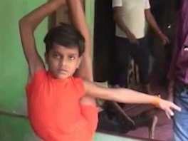 Desetiletý chlapec pochází ze severní Indie a józe se vnuje od svých esti...