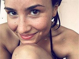 Zpvaka a hereka Demi Lovato se nechala vyfotit, jak jí bhem slunní na...