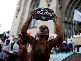 Brazilci v Sao Paulu uctili památku obtí protrení dlní odpadní nádre ve...