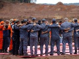Braziltí záchranái uctili památku obtí protrení dlní odpadní nádre ve...