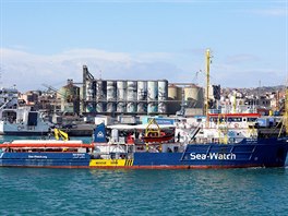 Migranti z lodi Sea-Watch 3 mohli po dvou týdnech opustit palubu a vstoupit na...