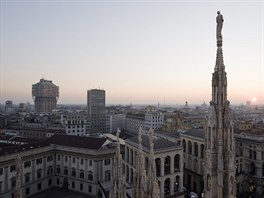 Torre Velasca stojí v historickém centru Milána, nedaleko katedrály Duomo. Pes...
