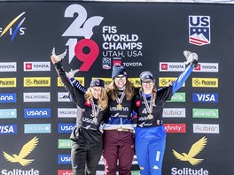 Česká snowboardcrossařka Eva Samková (uprostřed) se zlatem z mistrovství světa....