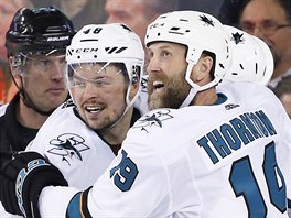 Tom Hertl, a Joe Thornton se raduj z glu San Jose.