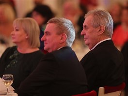 Prezident Milo Zeman, jeho manelka Ivana a hradn kancl Vratilsav Myn na...