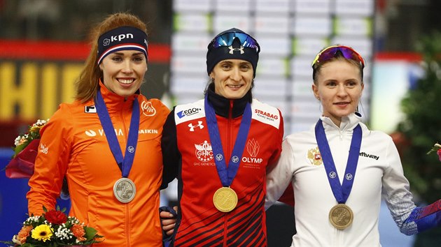 Martina Sblkov na tkilometrov trati v Inzellu porazila  Antoinette de Jongovou z Nizozemska (vlevo) a Rusku Natalii Voroninovou.