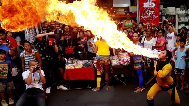Polykaka ohn pi pedstaven k oslavm lunrnho novho roku v Manile na Filipnch.
