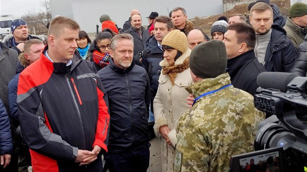 Český ministr zahraničí Tomáš Petříček (vlevo) a jeho dánský protějšek Anders Samuelsen při prohlídce přechodu přes linii kontaktu v Hnutove. (29. ledna 2019)