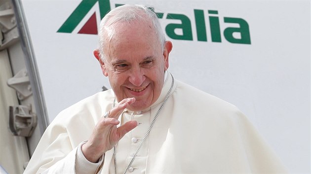 Pape Frantiek ped letadlem, kterm odletl z Vatiknu. (3. nora 2019)