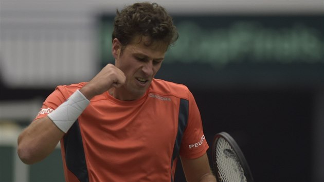 Robin Haase z Nizozemska se raduje z vtzstv nad Lukem Rosolem v utkn Davis Cupu s eskem.