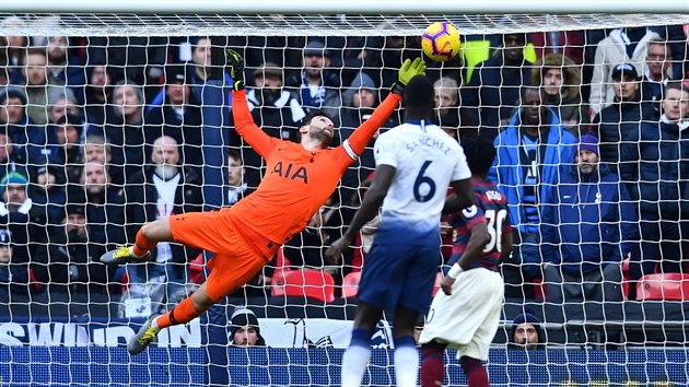 Brank Tottenhamu Hugo Lloris zasahuje bhem zpasu proti Newcastlu.