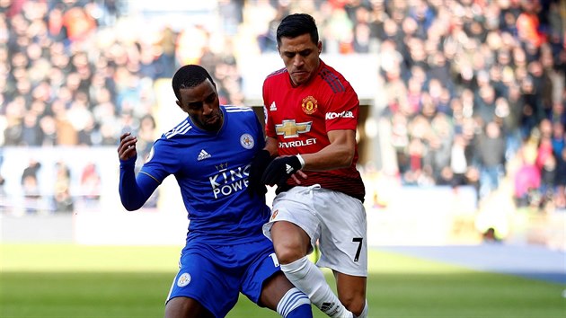 Alexis Snchez z Manchesteru United (vpravo) a Ricardo Pereira z Leicesteru v souboji o m.