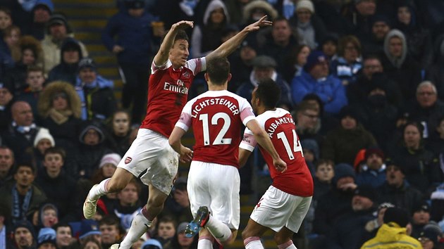 Laurent Koscielny z Arsenalu (vlevo) se raduje se svmi spoluhri ze vstelenho glu v zpase proti Manchesteru City.