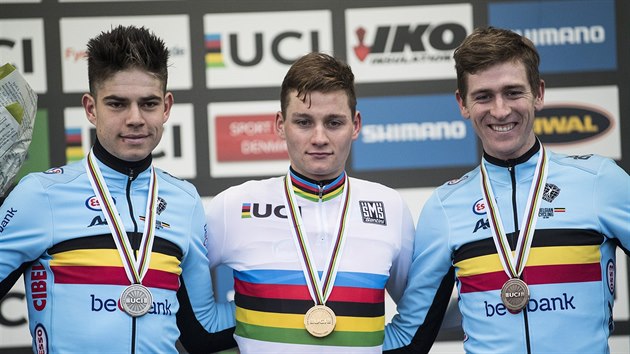 Stupn vtz cyklokrosovho mistrovstv svta v Dnsku. Vtz Mathieu van der Poel z Nizozemska (uprosted), druh Wout van Aert z Belgie (vlevo) a tet Toon Aaerts z Belgie (vpravo).