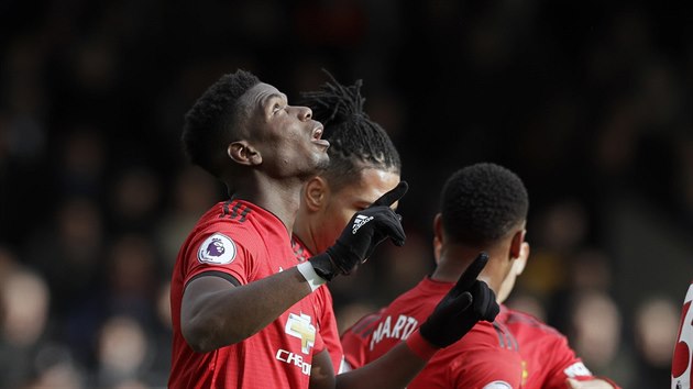 Francouzsk zlonk Paul Pogba (Manchester United) se dv k nebi po vstelen brance proti Fulhamu.