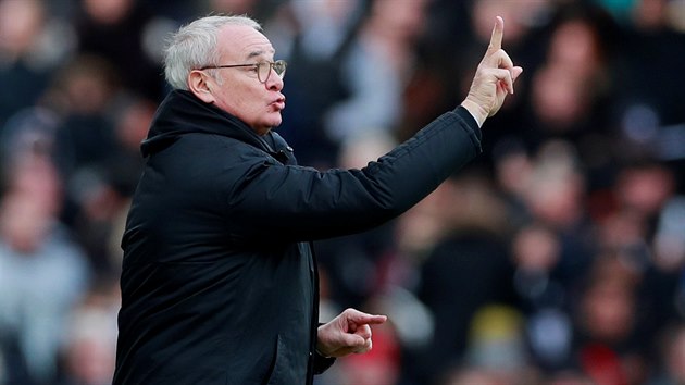 Trenr Claudio Ranieri (Fulham) udl pokyny svm svencm v domcm souboji s Manchesterem United.