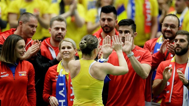 Simona Halepov slav s rumunskm tmem vhru nad Kateinou Siniakovou v utkn Fed Cupu v Ostrav.