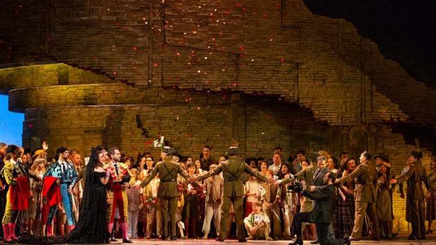 Scéna z Bizetovy Carmen v Metropolitní opeře