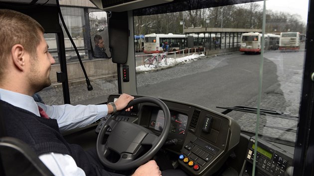 Vhled z kabiny idie nzkopodlanho kloubovho autobusu s hybridnm pohonem Volvo 7900 LAH, kter 6. nora 2019 pedstavil prask dopravn podnik. Vz vdskho vrobce bude v nsledujcch tyech mscch testovat v provozu s cestujcmi.