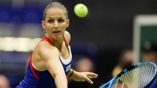 Karolna Plkov hraje volej v utkn Fed Cupu proti Rumunsku. 