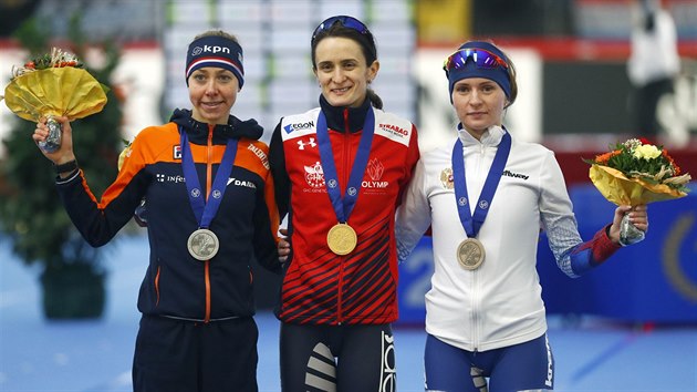 NA PDIU. Mistryn svta ze zvodu na 5000 metr Martina Sblkov (uprosted) na stupnch vtz spolu s druhou Esmee Visserovou (vlevo) a tet Natali Voroninovou.