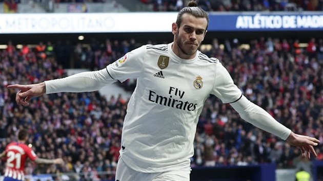 Gareth Bale z Realu Madrid oslavuje svoji trefu v derby do st Atltika.