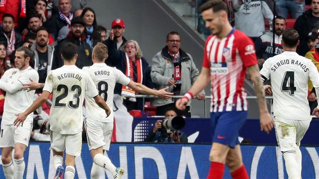 Fotbalist Realu Madrid slav gl v derby proti Atltiku.