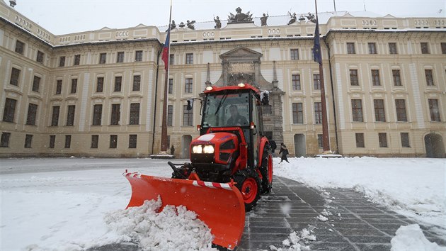 Od rna hust sn i v Praze. Technika odklz napadan snh i v arelu Praskho hradu. (3. nora 2019)