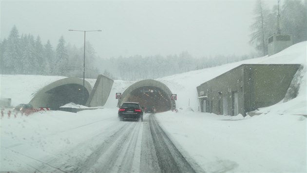 Vjezd do tunelu Panensk� na d�lnici D8 ve sm�ru �st� nad Labem (11:45, 3. �nora 2019)