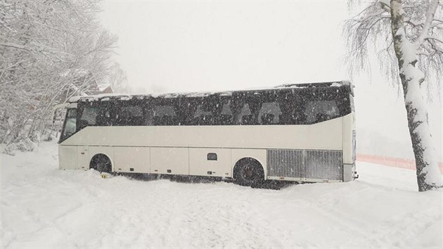 Silnici u Zelen Lhoty v lokalit Na Sedle na umav blokoval autobus, po smyku...