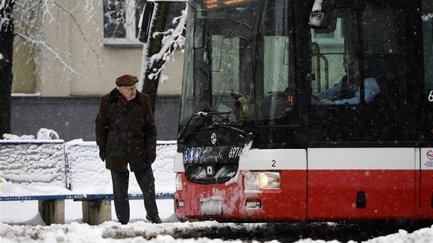 V Praze zpsobil snh dopravn komplikace. (3. nora 2019)