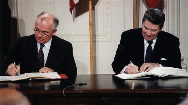 Sovtsk generln tajemnk Michail Gorbaov a americk prezident Ronald Reagan podepisuj 8. prosince 1987 v Blm dom smlouvu INF.