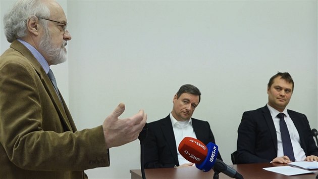 B�val� �alobce Petr Jir�t (vpravo) a David Rath (uprost�ed) u Obvodn�ho soudu pro Prahu 1