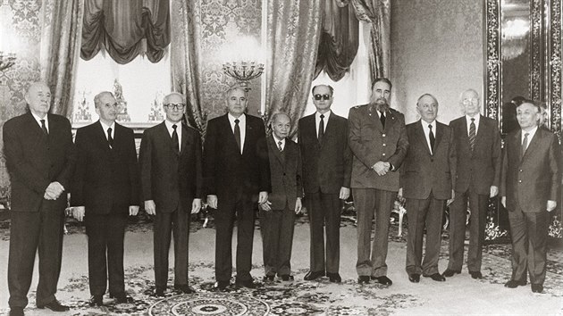 János Kádár, Nicolae Ceausescu, Erich Honecker, Michail Gorbačov, Truong Chinh, Wojciech Jaruzelski, Fidel Castro, Todor Živkov, Gustáv Husák, J. Batmunh v roce 1986.