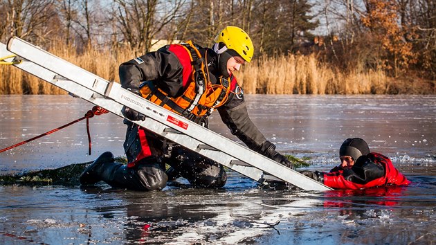 Profesionln hasii z eskch Budjovic cviili zchranu lid, pod ktermi se propadl led.