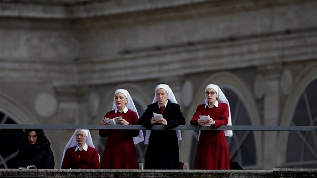 Jeptišky během velikonoční mše ve Vatikánu