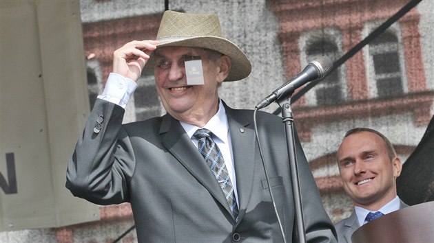 Prezident Milo Zeman navtvil Nov Jin v z 2017. Na Masarykov nmst se pochlubil kloboukem z mstnho Tonaku.