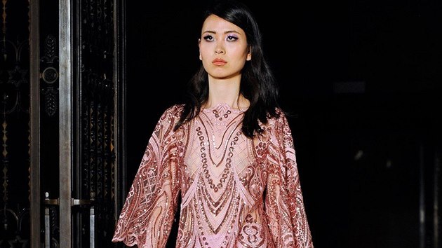Jeden z model, kter Ji Kalfa pedvedl v z 2018 na fashion weeku v Londn.