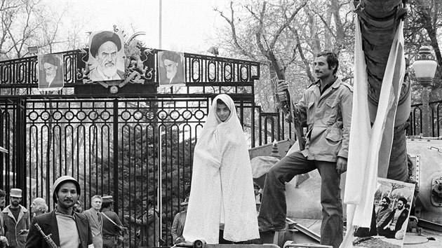 Pznivci islmsk revoluce obsadili palc v Tehernu, ve kterm do t doby sdlil h Mohammad Rez Pahlav. (1979)