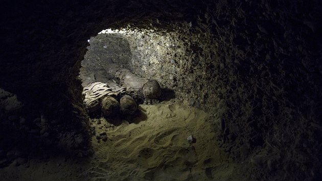 V egyptsk provincii Mnj jin od Khiry byly objeveny starovk pohebn komory s asi tyiceti mumiemi. (2. nora 2019)
