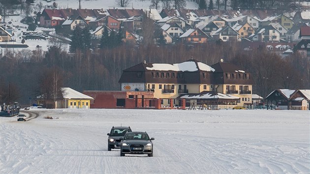 Auta si zkracuj cestu po zamrzlm Lipn mezi Horn Planou a Bli Lhotou.