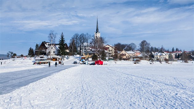 Zamrzl Lipno vyuvaj i bruslai. Na snmku je drha ve Frymburku.