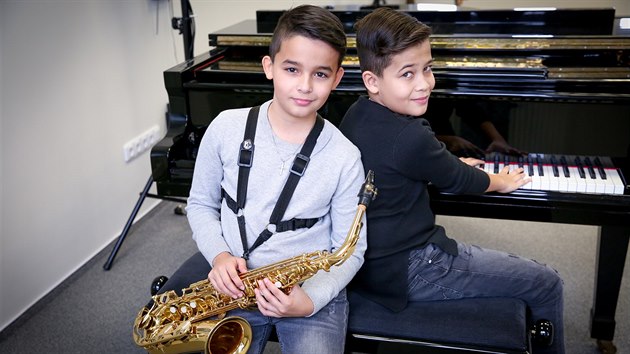Maxim estk hraje na klvesy a piano, jeho dvoje Alex zanal na fltnu a klvesy, ale v osmi letech ho okouzlil saxofon. Hran je jedin vc, u kter se nehdme, shoduj se brati.