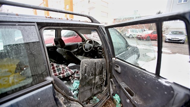 Brněnští strážníci ročně řeší zhruba stovku odstavených autovraků. Jeden stojí také v ulici Náplavka.