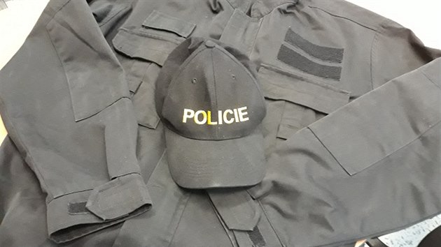 Policejní čepice a pracovní bunda, pomocí níž se podvodník snažil oklamat podnikatele ze Znojma a vyloudit z nich peníze.