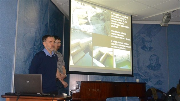Archeolog Jan Frolík (vlevo) promluvil o rituální lázni také loni ve skutečském muzeu v rámci přednášky o nejnovějších archeologických objevech na Chrudimsku.