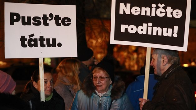 Demonstrace proti rozhodnut francouzskho soudu, kter zpsnil z 18 msc na dva roky vzen trest pro eskho idie Jiho Sagana. Na fotce uprosted maminka Jiho Sagana a vedle n otec idie. (4. nor 2019)